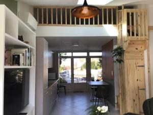 a living room with a table and a dining room at Super studio coup de cœur in Niort