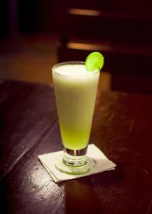 un drink con un lime sopra un tovagliolo di Tarapoto central suites a Tarapoto