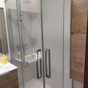 um chuveiro com uma porta de vidro na casa de banho em Awesome central house with 3 bedrooms em Ceuta