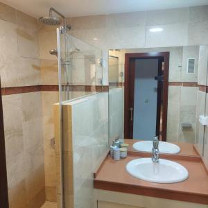 uma casa de banho com 2 lavatórios e um chuveiro em Awesome central house with 3 bedrooms em Ceuta
