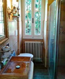 uma casa de banho com um chuveiro, um WC e um lavatório. em Swanlake Villa em Meina