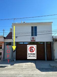 um sinal de não estacionar em frente a um edifício em PATO´S em Ciudad Victoria