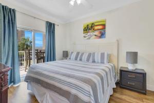 En eller flere senge i et værelse på Crystal Tower 206 Amenities galore