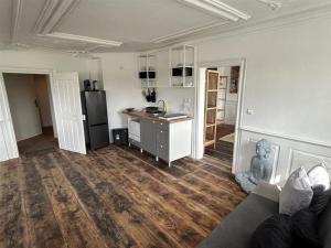 ein Wohnzimmer mit einem Sofa und einer Küche in der Unterkunft 2 ZKB 65 m2 komplette Wohnung in Bad Friedrichshall