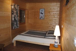 Zimmer mit einem Bett in einem Blockhaus in der Unterkunft La Joubarde in Lanslevillard