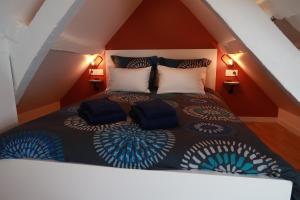 a bedroom with a large bed in a attic at Duplex cosy à 7 minutes à pied du RER Nanterre ville in Nanterre