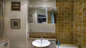 East BarnetにあるBelgrave Gardensの洗面台と鏡のあるバスルーム
