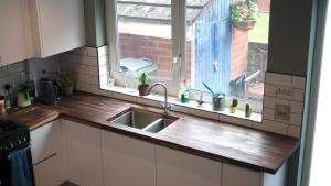 East BarnetにあるBelgrave Gardensのシンクと窓のあるキッチンカウンター