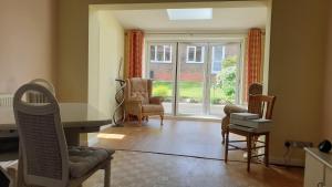 East BarnetにあるBelgrave Gardensのテーブルと椅子と窓のあるリビングルーム +3枚の写真