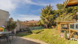 East BarnetにあるBelgrave Gardensの裏庭(フェンス、テーブル、椅子付)