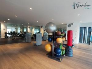 een fitnessruimte met veel fitnessapparatuur in een kamer bij Luxury Condo Paradox Santa Fe By Bamboo Skylife in Mexico-Stad