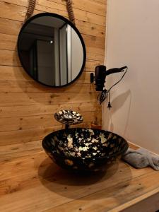 een spiegel en een kom op een muur met een camera bij Les bulles d'or in Flémalle-Grande