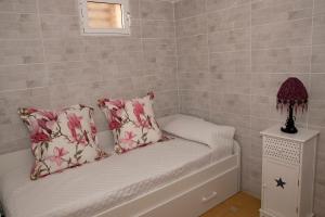 比利亞卡里略的住宿－Casa rural El Tejar，一张床上有两个枕头的房间