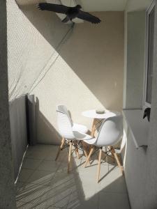 un pájaro volando sobre una mesa y dos sillas en Apartament „STARY RYNEK” Słupsk, en Słupsk