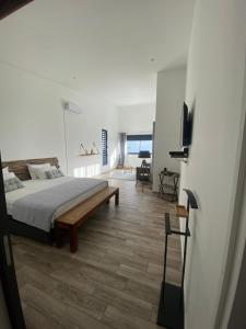 ein Schlafzimmer mit einem Bett und einem TV in der Unterkunft La Villa Des Oliviers in Petite Île