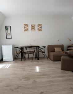 ein Wohnzimmer mit einem Tisch und einem Sofa in der Unterkunft Sunčana Kuća in Krupanj