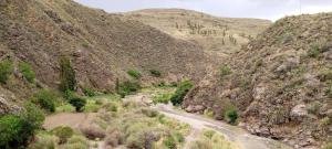 um desfiladeiro com um rio no meio de uma montanha em Casa de campo vidal em Cochabamba