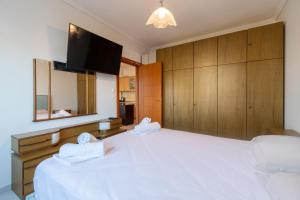 Кровать или кровати в номере Theophile Apartment