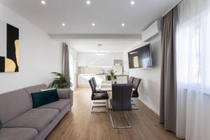 sala de estar con sofá y mesa en Apartment Tinel, en Trogir