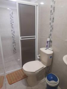 a bathroom with a toilet and a shower and a sink at Apartamento Fontana in Bucaramanga