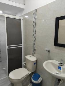 a bathroom with a toilet and a sink at Apartamento Fontana in Bucaramanga