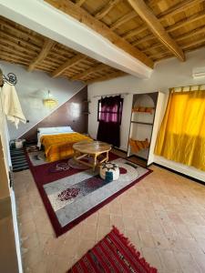 - une chambre avec un lit et une table dans l'établissement Maison La Vallée Des Figues Dadès, à Tamellalt