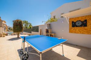 uma mesa de pingue-pongue no pátio de uma casa em Vicente Mar Luxury Villa - Free WiFi em Albufeira