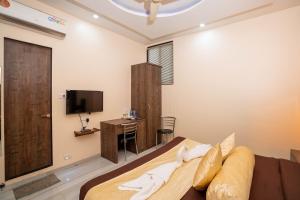 TV a/nebo společenská místnost v ubytování Hotel Royce Executive Near US Consulate, Bandra Kurla Complex
