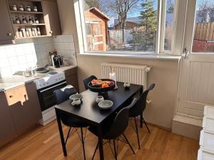 una cocina con una mesa con un bol de fruta. en Stylish Apartment Retreat Near Downtown en Reikiavik