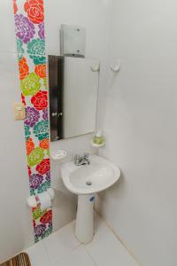 La salle de bains est pourvue d'un lavabo et d'un miroir. dans l'établissement Casa Hotel Miriam, à Montería