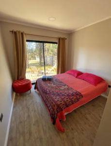 um quarto com uma cama grande e uma janela em Casa cercana a playas y bosque em Valparaíso