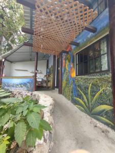 un edificio con una pintura a un lado. en Casita Tz'ikin, en San Pedro La Laguna