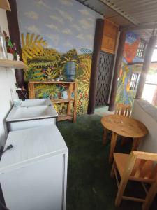 cocina con fregadero y mesa en una habitación en Casita Tz'ikin, en San Pedro La Laguna