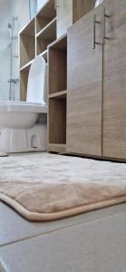 baño con aseo y alfombra en el suelo en Appartements meuble SEED en Yaundé