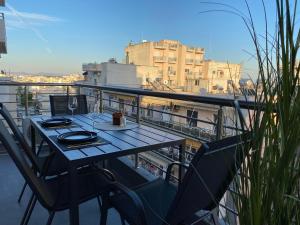 una mesa en un balcón con vistas a la ciudad en ROYAL Luxury Suite, en Alexandroupoli