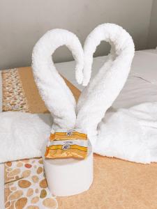 eine Schachtel Handtücher auf dem Bett in der Unterkunft Tengana Hospedaje y Tours in Tarapoto