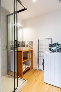 ein Badezimmer mit Dusche und einem weißen Kühlschrank in der Unterkunft Le Aristide - Centre Ville - Calme - Terrasse in Saint-Nazaire