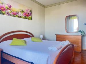 een slaapkamer met een bed met 2 stoelen en een raam bij Comfort living apartment in Orbassano
