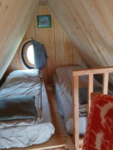 Łóżko lub łóżka w pokoju w obiekcie Au Dolmen de Kerhus "Toppen"