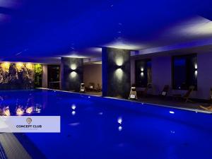 una piscina notturna in un hotel di Velika Recepcija CC Magnet a Zlatibor