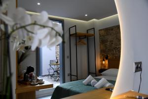 una camera con letto, tavolo e specchio di Authentic Plaka Home ad Atene