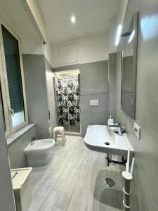 ナポリにあるOliver's Houseのバスルーム(洗面台、トイレ付)
