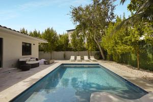 basen na podwórku domu w obiekcie Designer Home w Pool & Firepit - 7 min to Brickell w Miami