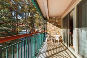 Un balcón de una casa con dos sillas. en Trails End 218 by Great Western Lodging en Breckenridge