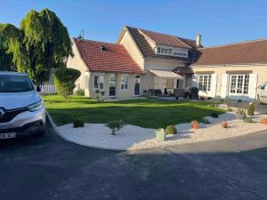 a car parked in front of a house at Bucolique & Cosy studio in Amblainville