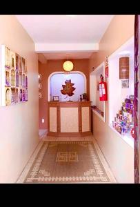 Cette chambre dispose d'un couloir avec une table et une fenêtre. dans l'établissement Pousada Folhas de Outono, à Canela