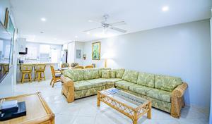 uma sala de estar com um sofá e uma mesa em Seven Mile Beach Resort em West Bay