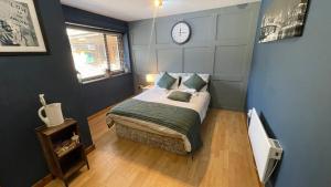 Un pat sau paturi într-o cameră la Bryn Bettws Lodge