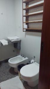 uma casa de banho branca com um WC e um lavatório em Bonaparte Hotel Flat Particular em Brasília