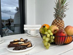 een tafel met een fruitschaal en een bord eten bij Villa Lagarto - Denia El Verger in Denia
